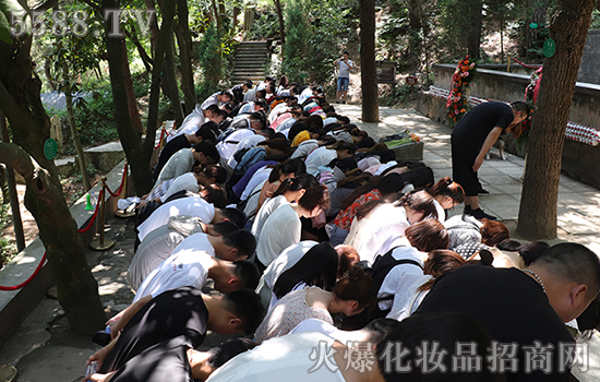 火爆網何總和全體員工三鞠躬緬懷將軍 火爆網何總和全體員工三鞠躬緬懷將軍